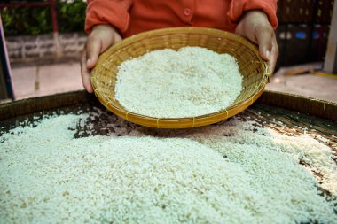 Ellerinde yasemin pilavı tutan Taylandlı kadınları kapatın. Sağlıklı gıdalar.