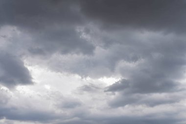 Yağmur mevsiminde şehir merkezinde yağmurdan önce karanlık gökyüzü