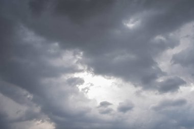 Yağmur mevsiminde şehir merkezinde yağmurdan önce karanlık gökyüzü