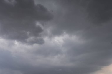 Yağmur mevsiminde şehir merkezinde yağmurdan önce karanlık gökyüzü