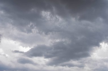 Yağmur mevsiminde şehir merkezinde yağmurdan önce karanlık gökyüzü