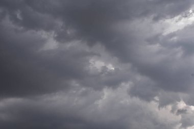 Yağmur mevsiminde şehir merkezinde yağmurdan önce karanlık gökyüzü