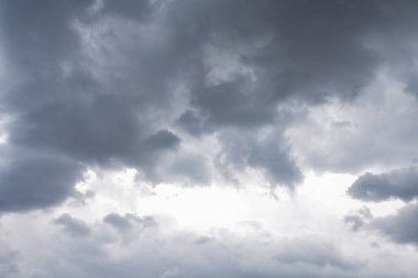 Yağmur mevsiminde şehir merkezinde yağmurdan önce karanlık gökyüzü