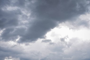Yağmur mevsiminde şehir merkezinde yağmurdan önce karanlık gökyüzü