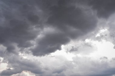 Yağmur mevsiminde şehir merkezinde yağmurdan önce karanlık gökyüzü