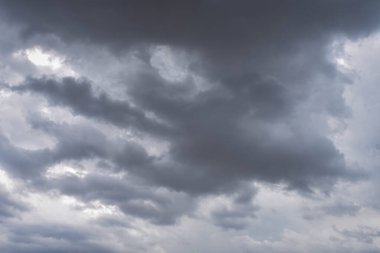 Yağmur mevsiminde şehir merkezinde yağmurdan önce karanlık gökyüzü