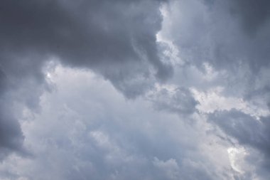 Yağmur mevsiminde şehir merkezinde yağmurdan önce karanlık gökyüzü