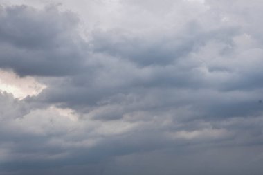Yağmur mevsiminde şehir merkezinde yağmurdan önce karanlık gökyüzü