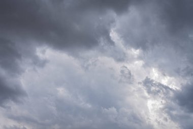Yağmur mevsiminde şehir merkezinde yağmurdan önce karanlık gökyüzü