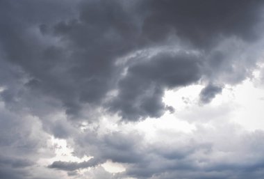 Yağmur mevsiminde şehir merkezinde yağmurdan önce karanlık gökyüzü