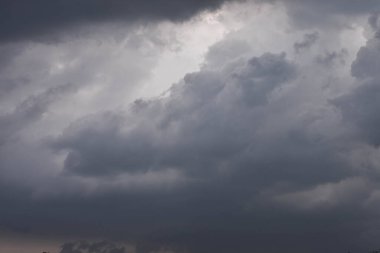 Yağmur mevsiminde şehir merkezinde yağmurdan önce karanlık gökyüzü