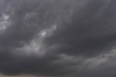 Yağmur mevsiminde şehir merkezinde yağmurdan önce karanlık gökyüzü