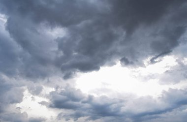 Yağmur mevsiminde şehir merkezinde yağmurdan önce karanlık gökyüzü