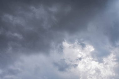 Yağmur mevsiminde şehir merkezinde yağmurdan önce karanlık gökyüzü