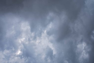 Yağmur mevsiminde şehir merkezinde yağmurdan önce karanlık gökyüzü