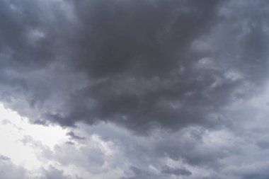 Yağmur mevsiminde şehir merkezinde yağmurdan önce karanlık gökyüzü