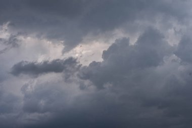 Yağmur mevsiminde şehir merkezinde yağmurdan önce karanlık gökyüzü