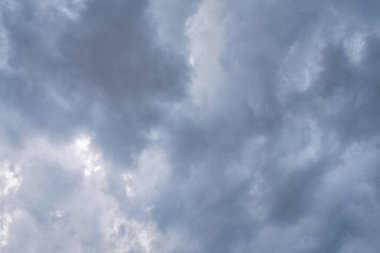 Yağmur mevsiminde şehir merkezinde yağmurdan önce karanlık gökyüzü