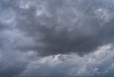 Yağmur mevsiminde şehir merkezinde yağmurdan önce karanlık gökyüzü