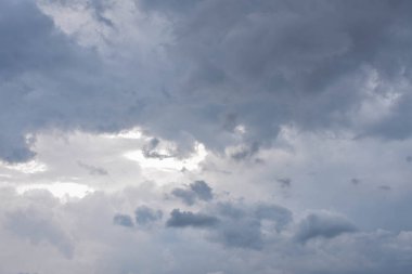 Yağmur mevsiminde şehir merkezinde yağmurdan önce karanlık gökyüzü