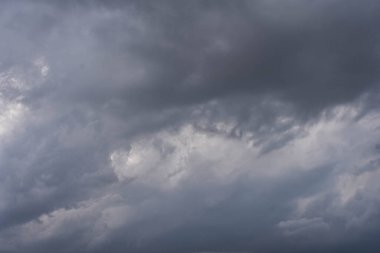 Yağmur mevsiminde şehir merkezinde yağmurdan önce karanlık gökyüzü