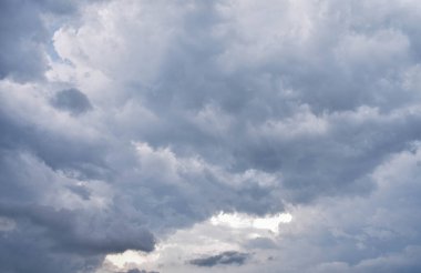 Yağmur mevsiminde şehir merkezinde yağmurdan önce karanlık gökyüzü