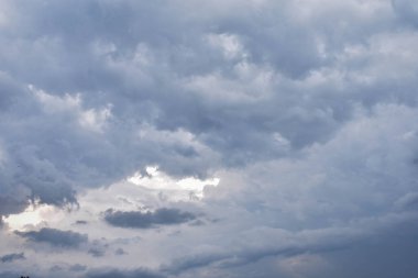 Yağmur mevsiminde şehir merkezinde yağmurdan önce karanlık gökyüzü