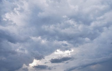 Yağmur mevsiminde şehir merkezinde yağmurdan önce karanlık gökyüzü