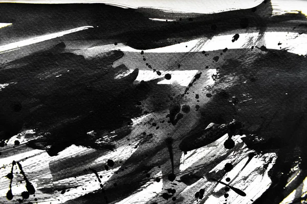 Arka plan siyaha boyanır. Mürekkep ve suluboya sanatından yaratıcı soyut sanat.