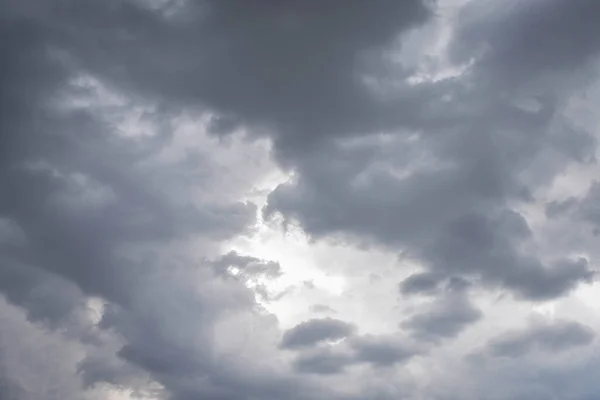 Yağmur mevsiminde şehir merkezinde yağmurdan önce karanlık gökyüzü