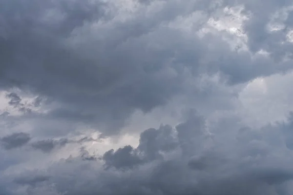 Yağmur mevsiminde şehir merkezinde yağmurdan önce karanlık gökyüzü