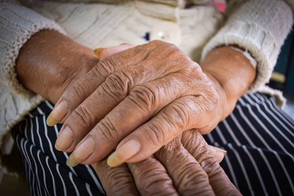Χέρι Της Άρρωστης Γριάς Αναπαύεται Στην Αγκαλιά Ψυχική Υγεία Στο — Φωτογραφία Αρχείου