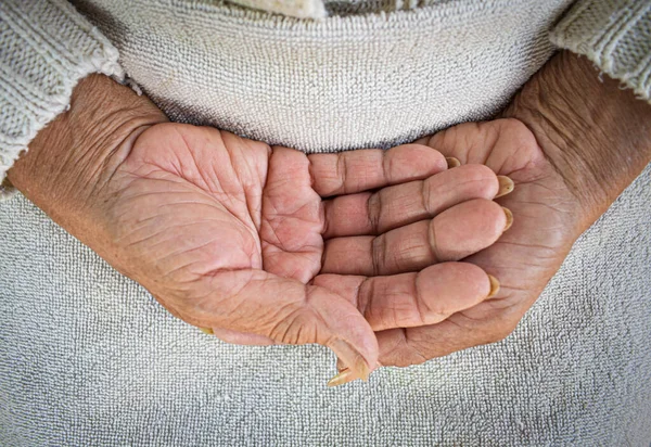 Hand Van Zieke Oude Vrouw Rust Schoot Geestelijke Gezondheidszorg Thuis — Stockfoto