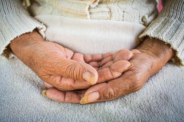 Hand Van Zieke Oude Vrouw Rust Schoot Geestelijke Gezondheidszorg Thuis — Stockfoto