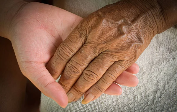 Mano Anciana Enferma Descansa Sobre Regazo Atención Salud Mental Hogar —  Fotos de Stock