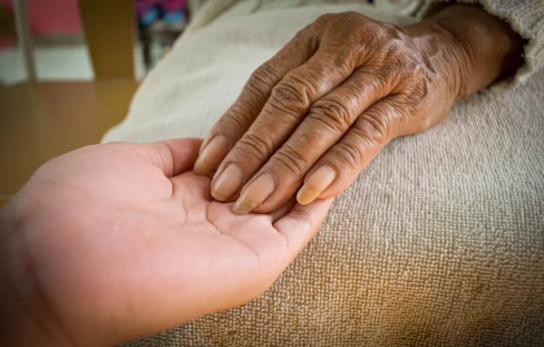 Hand Van Zieke Oude Vrouw Rust Schoot Geestelijke Gezondheidszorg Thuis — Stockfoto