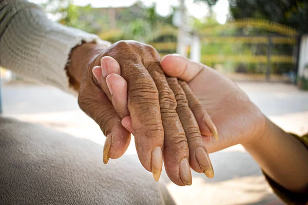 Hand Van Zieke Oude Vrouw Rust Schoot Geestelijke Gezondheidszorg Thuis — Stockfoto