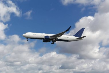 Ticari yolcu jet uçak havaalanına iniş.