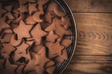 Noel zencefilli kek rustik ahşap masa üzerinde yıldız şeklinde.