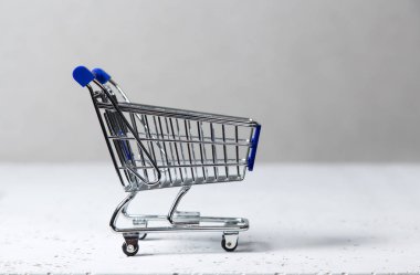 Küçük boyutlu alışveriş sepeti sahne ile arka plan bulanıklık