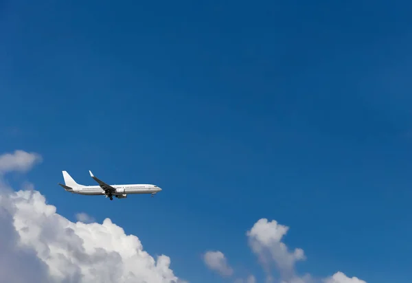 Ticari yolcu jet uçağı havaalanına iniş.