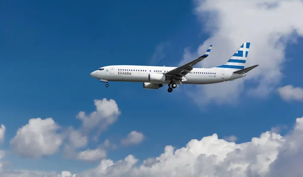 Özel ticari yolcu uçağı ile Yunanistan bayrağı kuyruk üzerinde. Arka plan mavi bulutlu gökyüzü