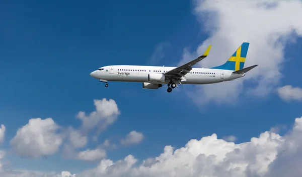 自定义商用客机 尾部有瑞典国旗 背景蓝色多云天空 — 图库照片