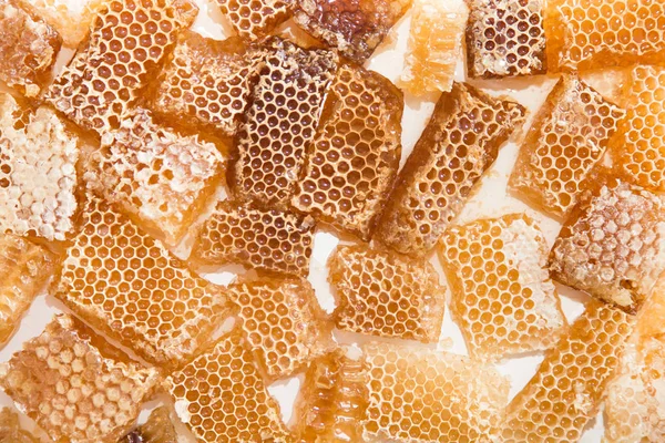 Wabenstücke Frische Bienenhonigstücke Auf Weißem Hintergrund — Stockfoto