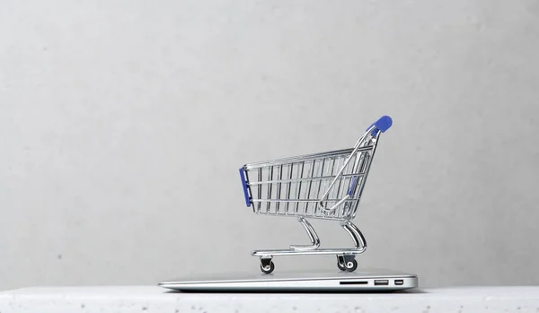 Küçük boyutlu alışveriş sepeti sahne ile arka plan bulanıklık