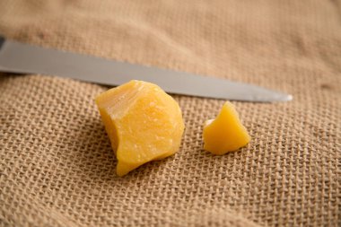 Blok doğal arı balmumu