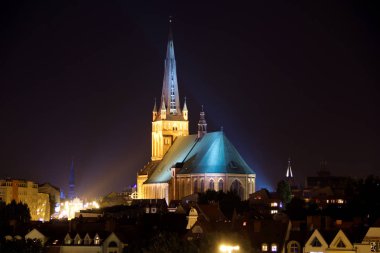 Oder Nehri, katedral kilise ve köprü ile gece Batı Polonya Szczecin şehirde bir görünümünü.