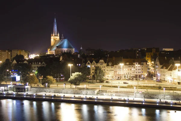 Oder Nehri, katedral kilise ve köprü ile gece Batı Polonya Szczecin şehirde bir görünümünü.