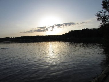 Gün batımı suya yansıyor.