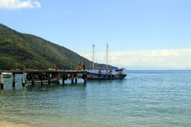 Beyaz kumlu, mavi suyu olan, güzel, temiz bir tekne.